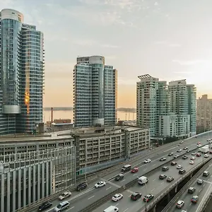 Luxury 2-bedroom Parking, View Of Cn Tower , Toronto Canada